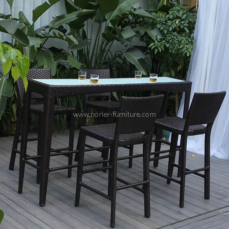 Kuinka valita paras ulkobaarisarja takapihallesi tai patiolle